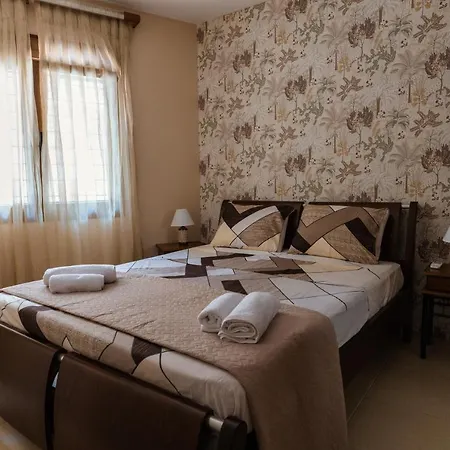 La Petit Maison *
